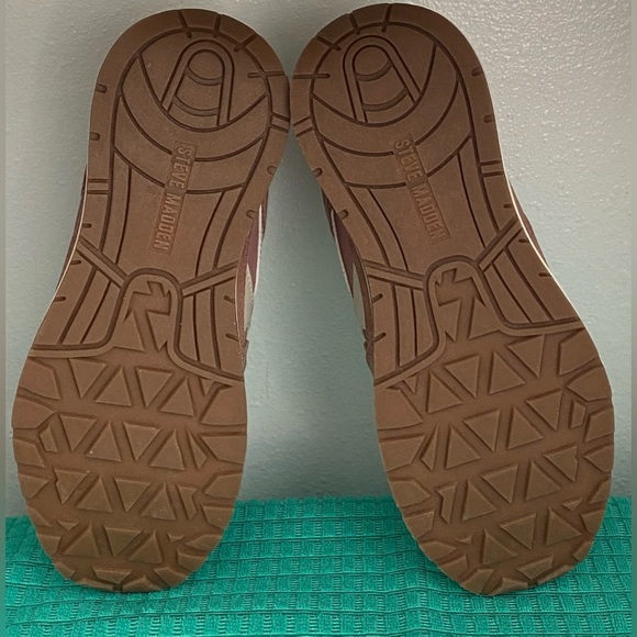 NWT.. WOMENS STEVE MADDEN RETRO RUNNER SNEAKERS - Picture 7 of 15